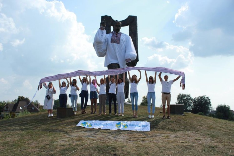 Понад 4,5 тисячі гривень коштувала велетенська волинська вишиванка для Кобзаря 