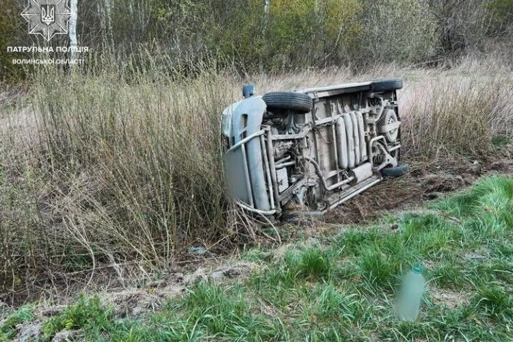 На «варшавській» трасі на Волині з дороги злетіло авто