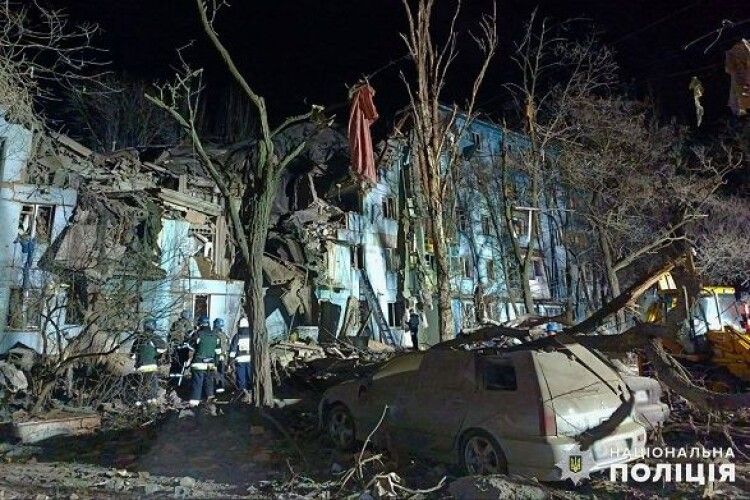 З-під завалів знищеного російською ракетою будинку в Запоріжжі дістали ще два тіла
