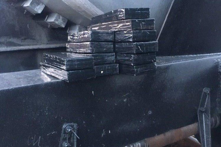 На Волині в потязі прикордонники виявили приховані сигарети (Фото)