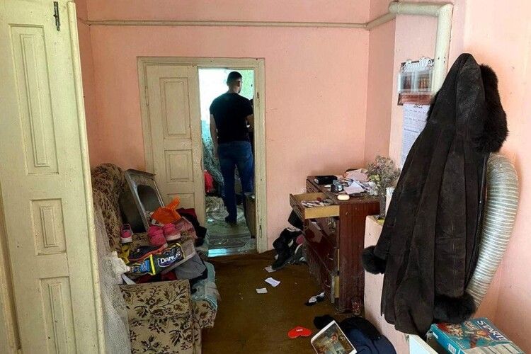 Жителька Рівненщини знайшла в хаті матері... невідомого сплячого чоловіка
