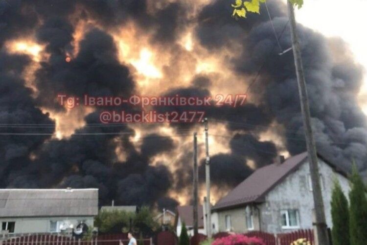 В небо піднялися вогняні стовпи:у селі на Івано-Франківщині вибухнув нафтопровід