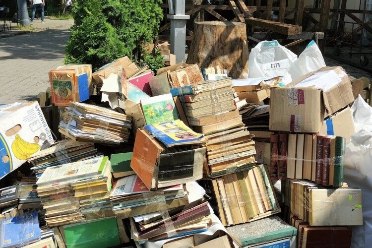 Бібліотека у Луцьку здала на макулатуру 5 тонн російськомовної літератури