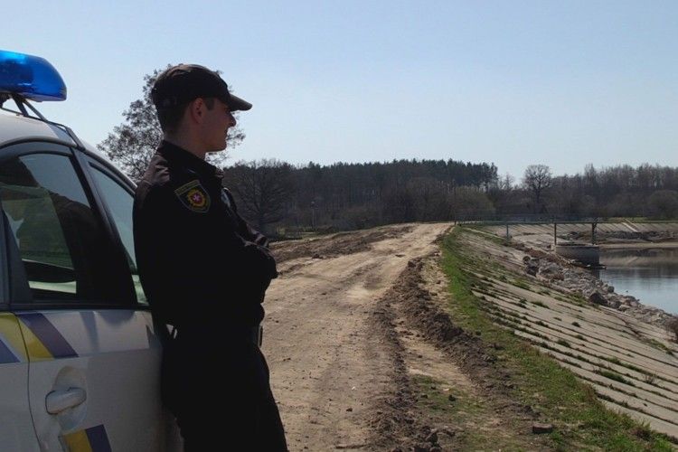 На Рівненщині підліток ледь не потонув у болоті (Відео)