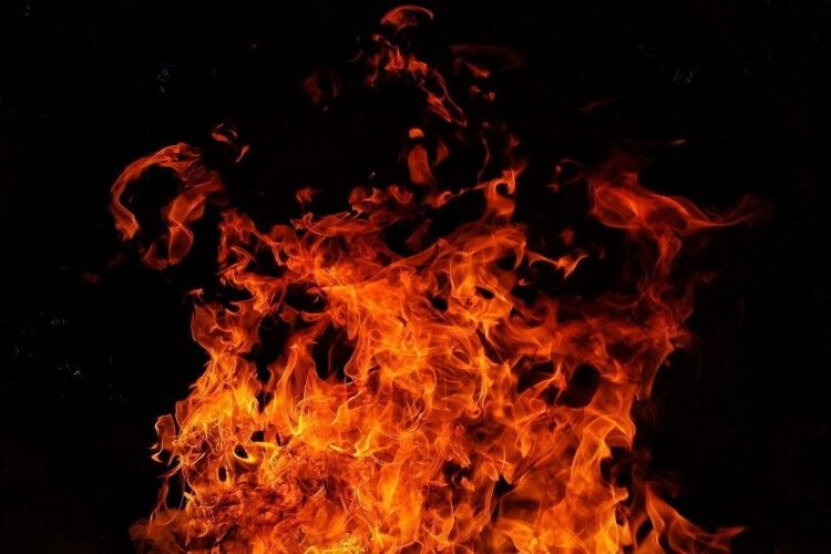 У Луцькому районі із невідомої причини серед ночі загорілася будівля