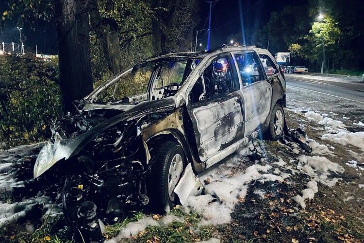 У Рівному в ДТП вщент згорів автомобіль