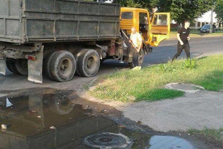 На вулиці Володимирській жителі підкидають пакети із сміттям під дерева та стовпи