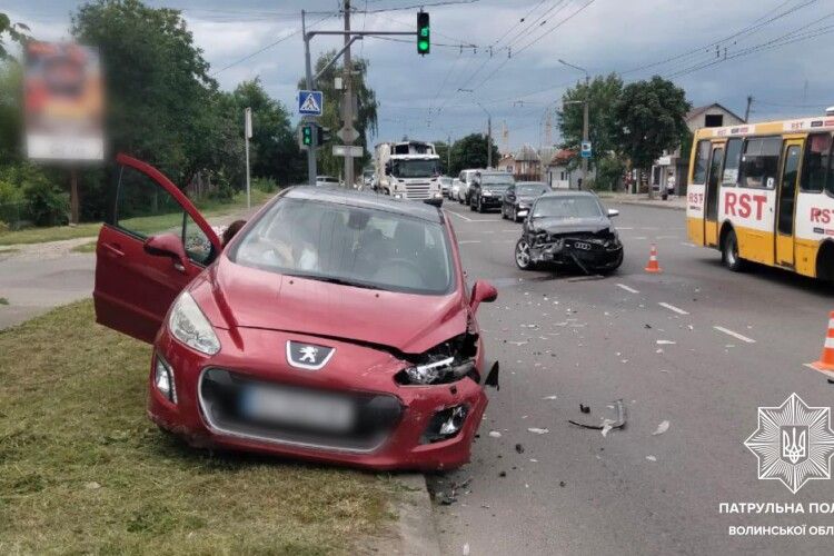 У Луцьку розтрощені дві автівки: ДТП на Ковельській