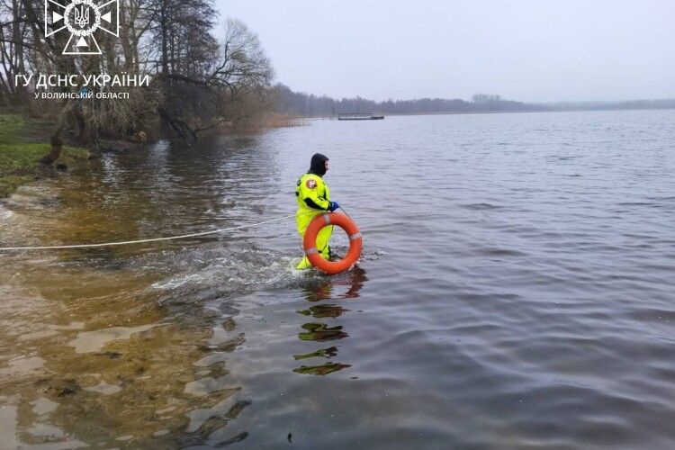 На Волині рятувальники вчились працювати в крижаній воді (Фото)