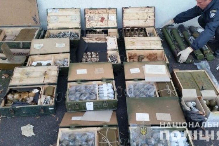 На Луганщині на території покинутого дитячого табору знайшли схованки зі зброєю