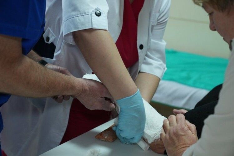 Йшла в магазин – опинилася в гіпсі: як луцький травмпункт справляється з напливом пацієнтів (Відео)