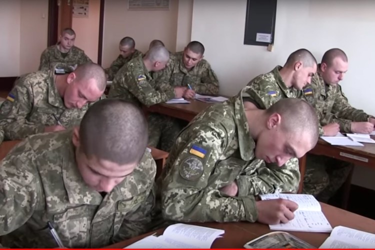 У Збройних силах показали, як навчаються строковики-десантники (відео)