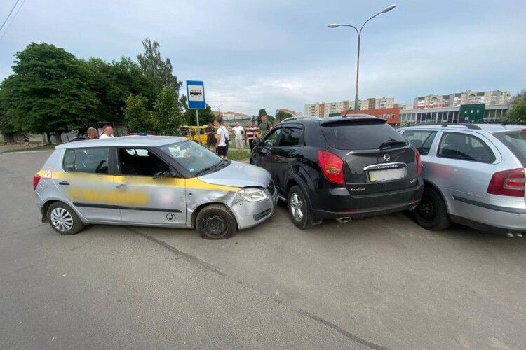 У Луцьку охоронець викрав з підприємства машину і влетів нею у три автівки