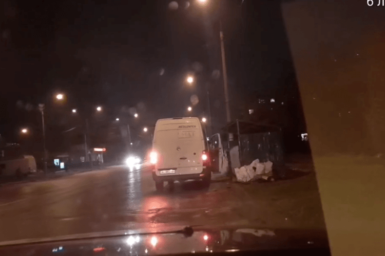 У Луцьку наздоганяли жінку, яка жбурнула з авто сміття біля контейнерів і втекла (Відео)