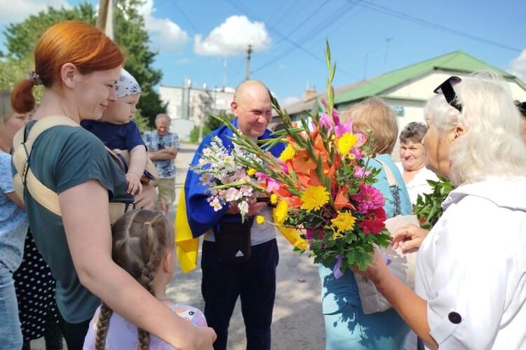 Захисника з Ковельщини, який повернувся з полону, зустрічала вся громада