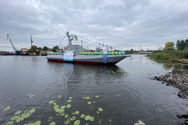 «Кузня на Рибальському», попри тиск влади, спустила на воду катер для МВС України 