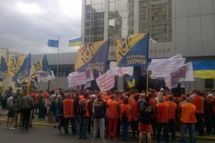 Під Укрзалізницею пікетувальники вимагають «європейських зарплат» (фото, відео)