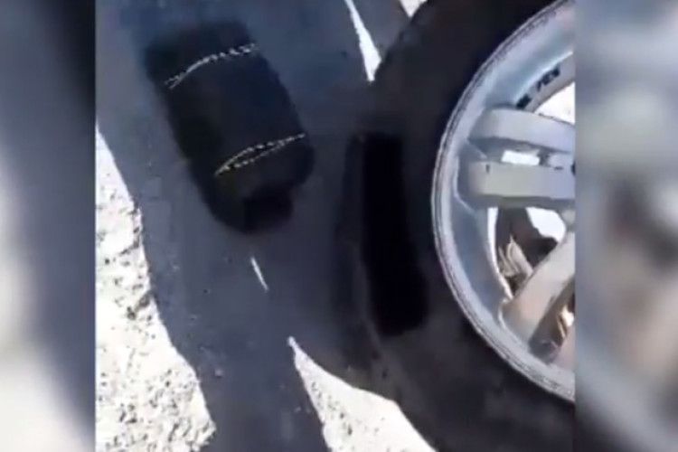 70 тисяч доларів США виявили прикордонники в колесі автомобіля