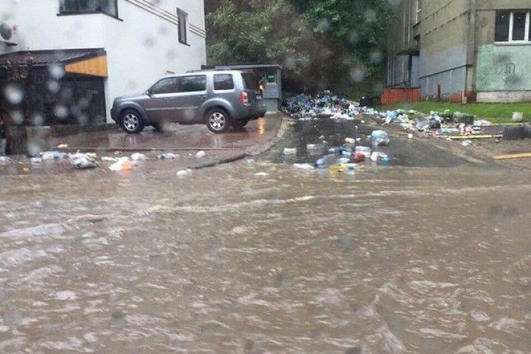 У Львові після зливи сміття з неприбраних майданчиків розмило по місту