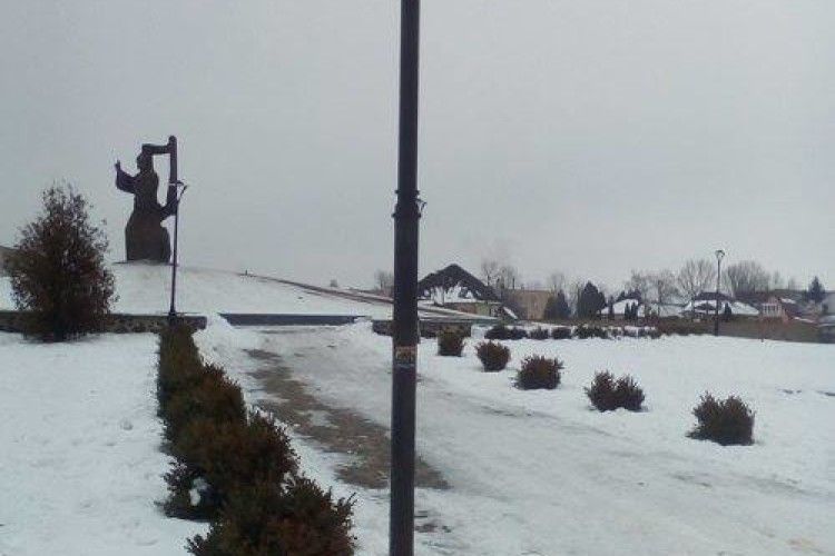 У Ковелі приробили ноги ліхтарям з парку Шевченка (фото)