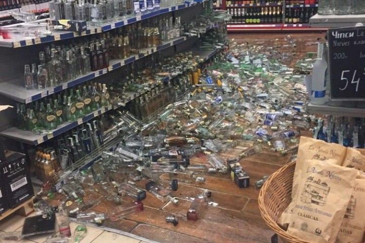 Любителі хильнути у розпачі: в тернопільському супермаркеті розбилися сотні пляшок з горілкою та вином (фото)