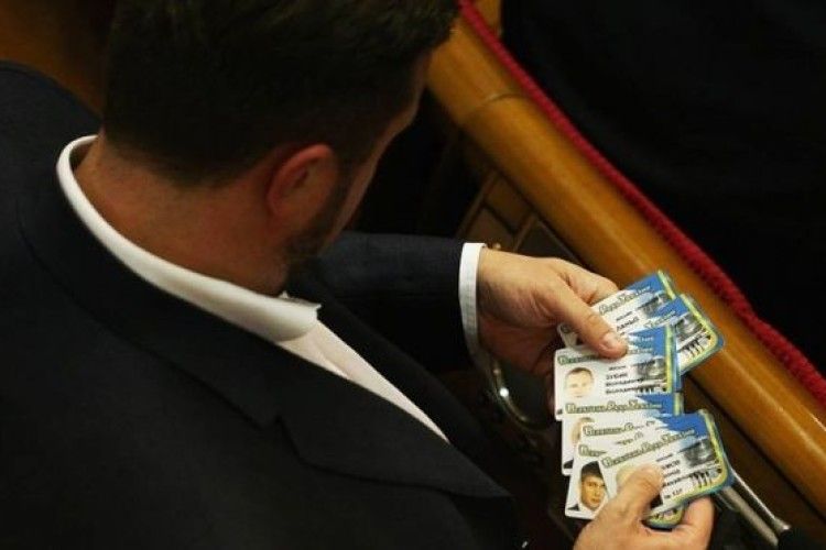 Журналісти засікли народного обранця з колодою депутатських карток