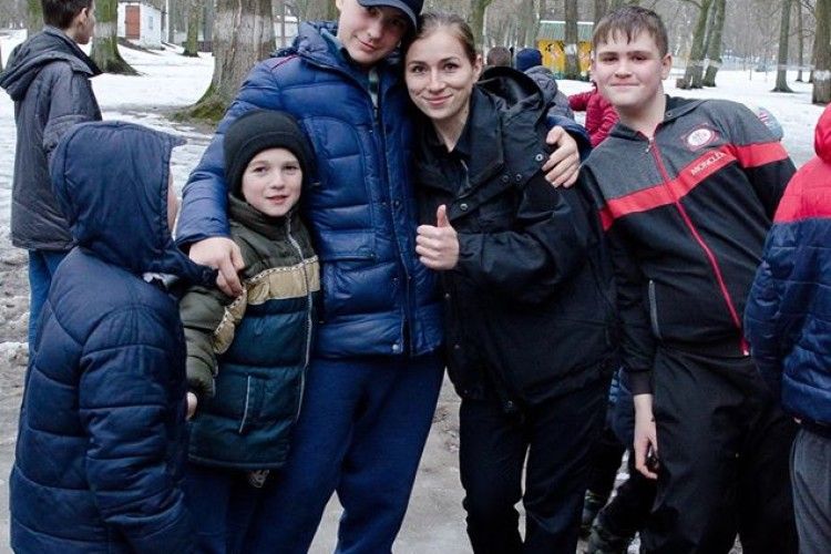 Вихованці школи-інтернату на Рівненщині роздягнули та обеззброїли патрульних (фото)