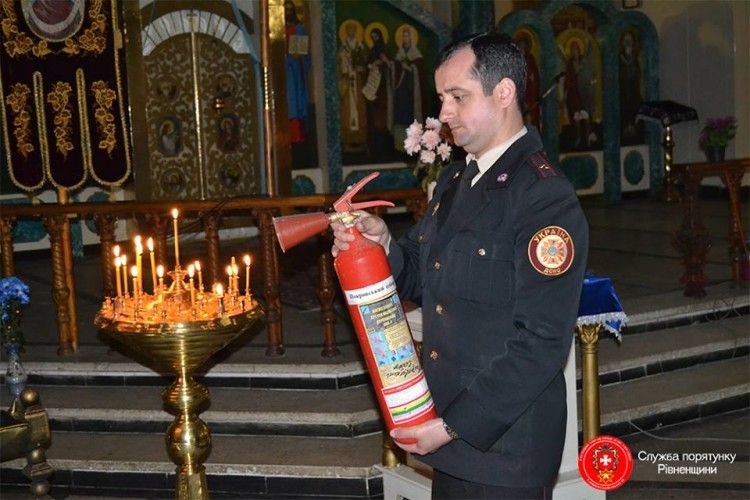 У Рівному майор примірявся вогнегасником до свічок у храмі (фото)