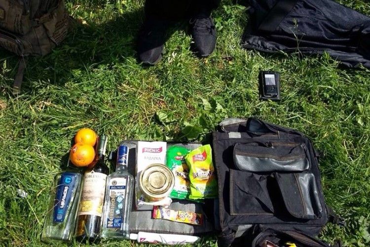«Горіляка, винасик – ну й дечого на закусон» – на Рівненщині «пацанва» обчистила сільмаг (фото)