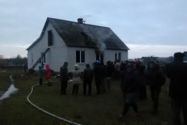 Пожежу в будинку на Рівненщині гасили всім селом (фото)