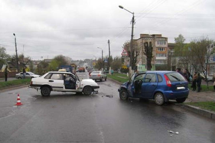 У Рівному не роз’їхалися три ВАЗи
