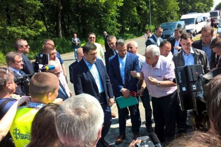 Гройсман проїдеться колись найгіршою дорогою Західної України