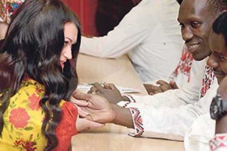 ЯК НАШІ ДІВЧАТА АФРИКАНЦЯМ ВОРОЖИЛИ