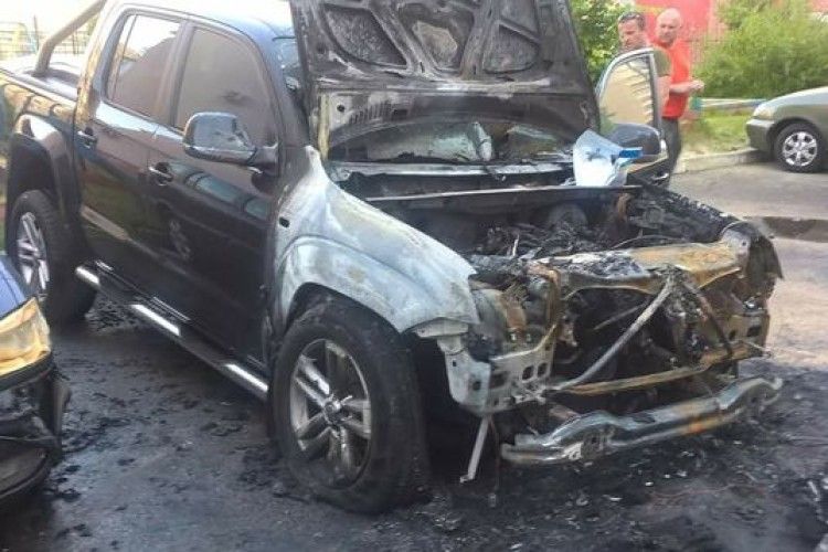 Вночі згорів автомобіль депутата Ігоря Лапіна (фото)