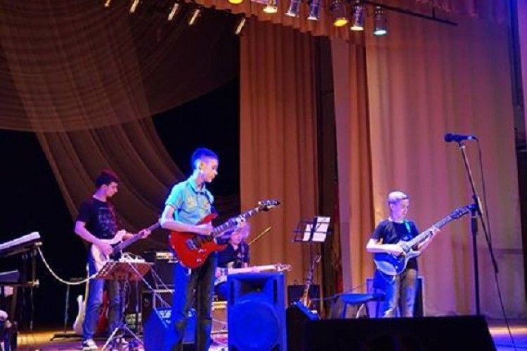На сцені палацу культури міста звучали гітари зроблені луцьким майстром (фото)