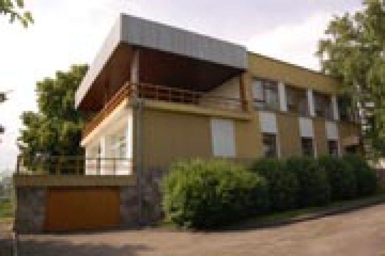 ТО ЩО Ж РОБИТИ З ОБКОМІВСЬКОЮ ДАЧЕЮ?