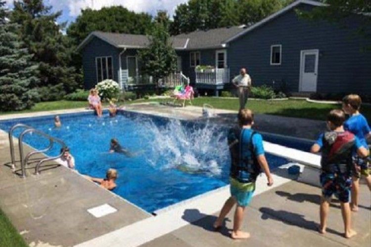 Суддя побудував у власному дворі басейн для сусідських дітей