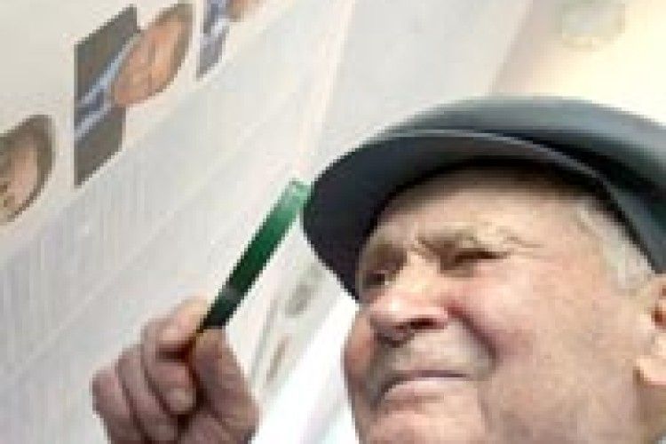 РАТНІВСЬКЕ КОНИЩЕ ГОЛОСУЄ ЗА ЯНУКОВИЧА