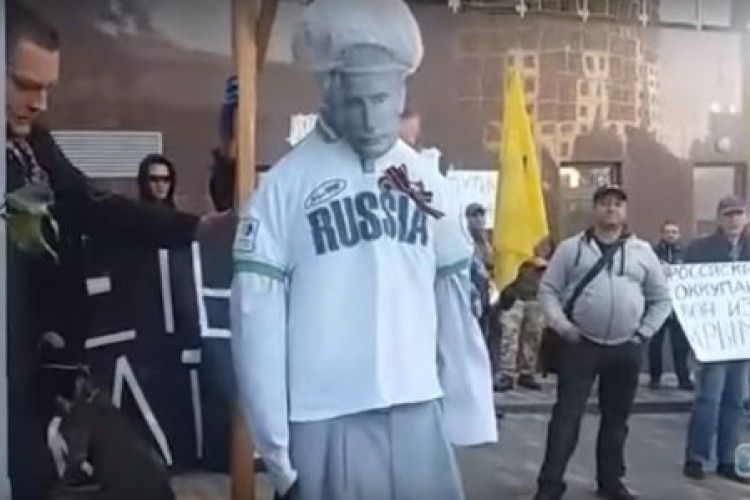 В Одесі перед консульством Росії спалили опудало Путіна (фото)