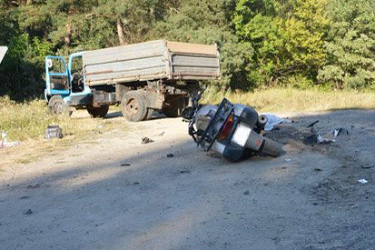 На Волині мотоцикл влетів у вантажівку: двоє загиблих (фото)