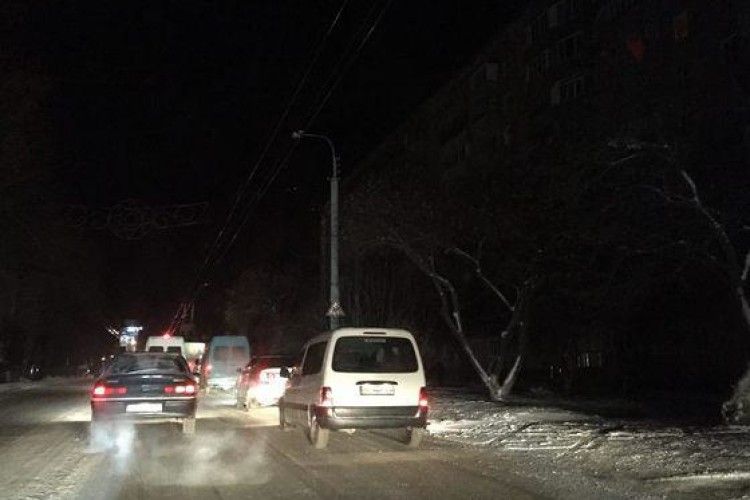 Рівне стало темним – у багатьох мікрорайонах міста зникло світло