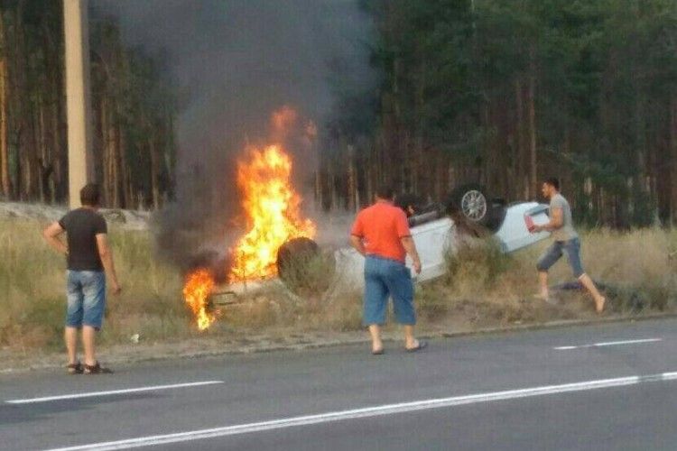 Якби не поліцейські, могли б згоріти у палаючому авто (фото)