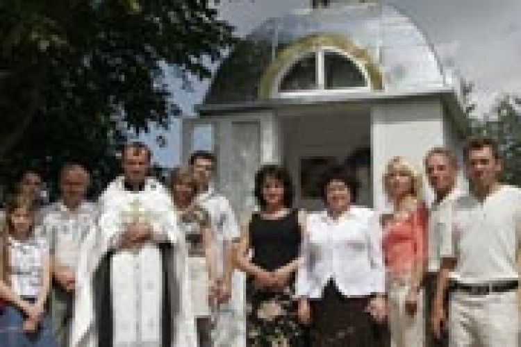 КАПЛИЧКА БІЛЯ МАМИНОЇ ХАТИ