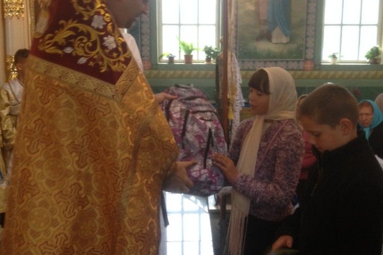 На Рівненщині парафіяни зібрали «рюкзачки милосердя» двом маленьким прихожанам