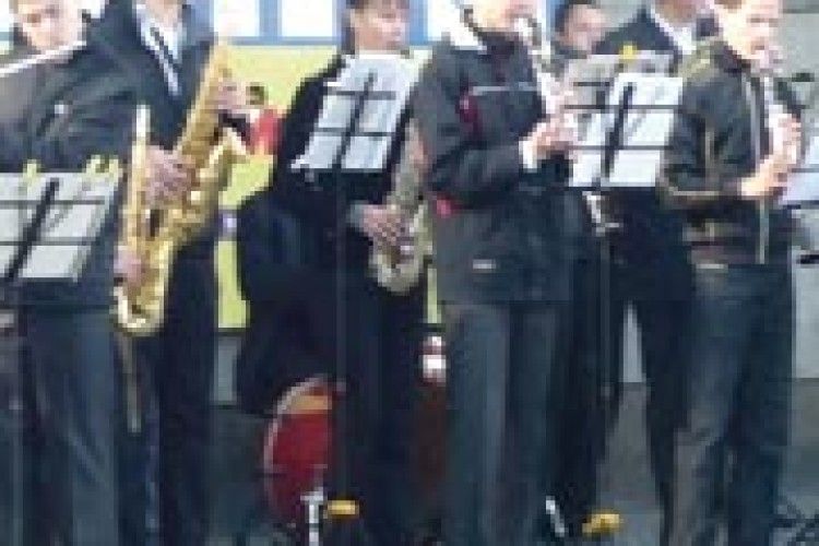 ДАРУЮЧИ ХОРОШИЙ НАСТРІЙ