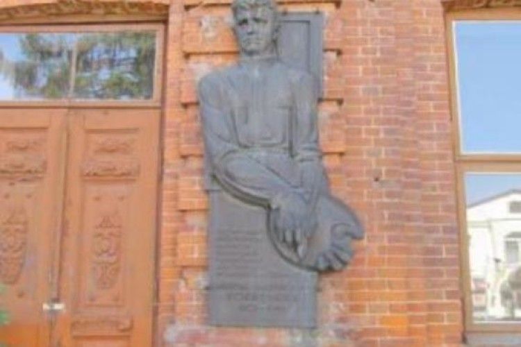 Активісти підняли всіх на ноги: безслідно зник барельєф всесвітньо відомому художнику Миколі Рокицькому