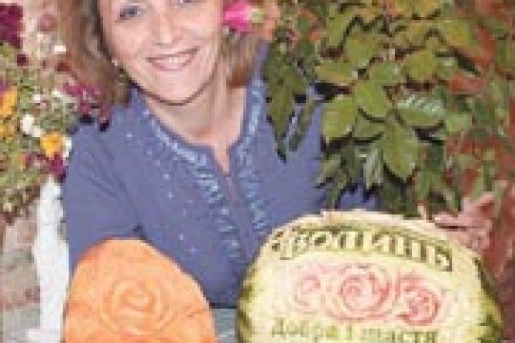 В ЇЇ РУКАХ ЗВИЧАЙНИЙ БУРЯК РОЗКВІТАЄ ВИШУКАНОЮ ТРОЯНДОЮ