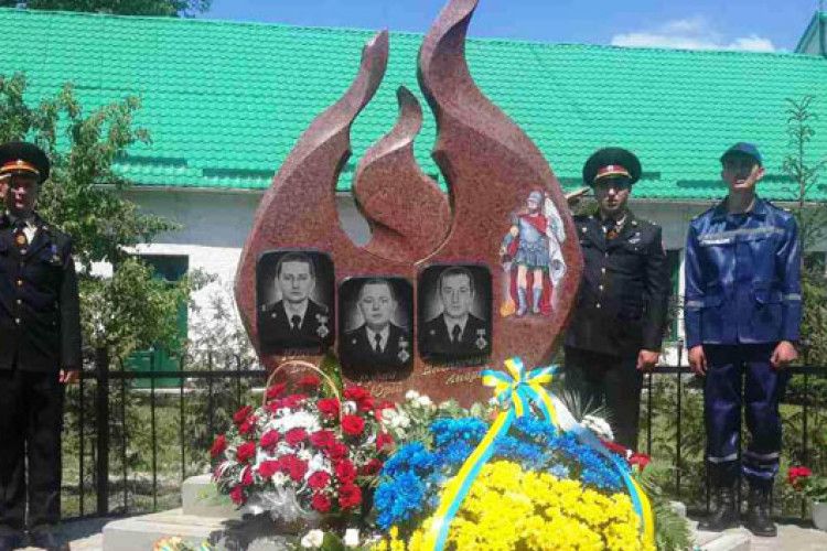 На Львівщині поставили пам’ятник рятувальникам, які загинули на Грибовицькому сміттєзвалищі (Відео)