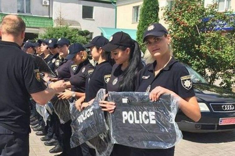 Рівненським жінкам-поліцейським начальство вручило подарунки