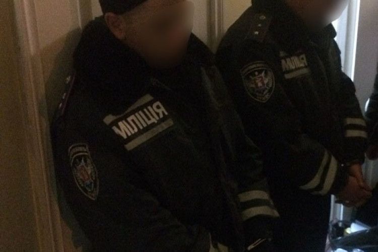 Поліцейські-грабіжники відібрали у пенсіонера 56 тисяч доларів і 10 тисяч євро (фото+відео)
